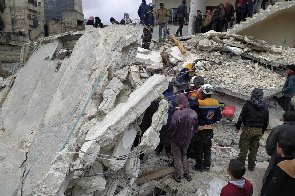 土耳其強震，救難人員進入瓦礫堆進行挖掘搶救