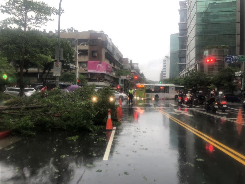 吊車稍早到場清除障礙。（圖／翻攝畫面）