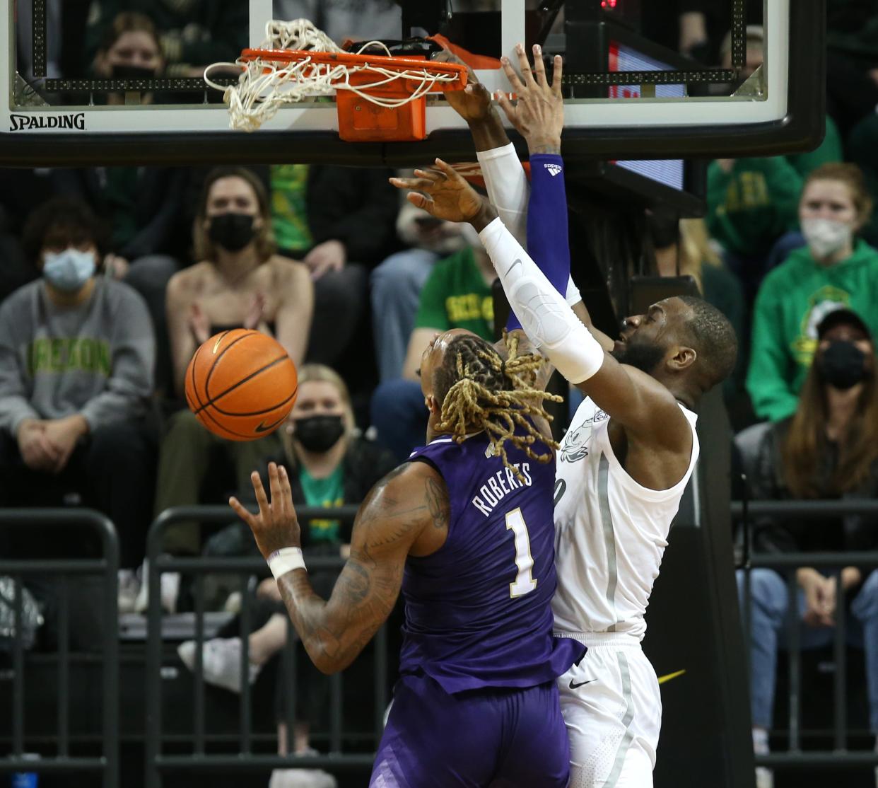 Oregon's Franck Kepnang dunks over Washington's Nate Roberts during the first half Jan. 23, 2022.