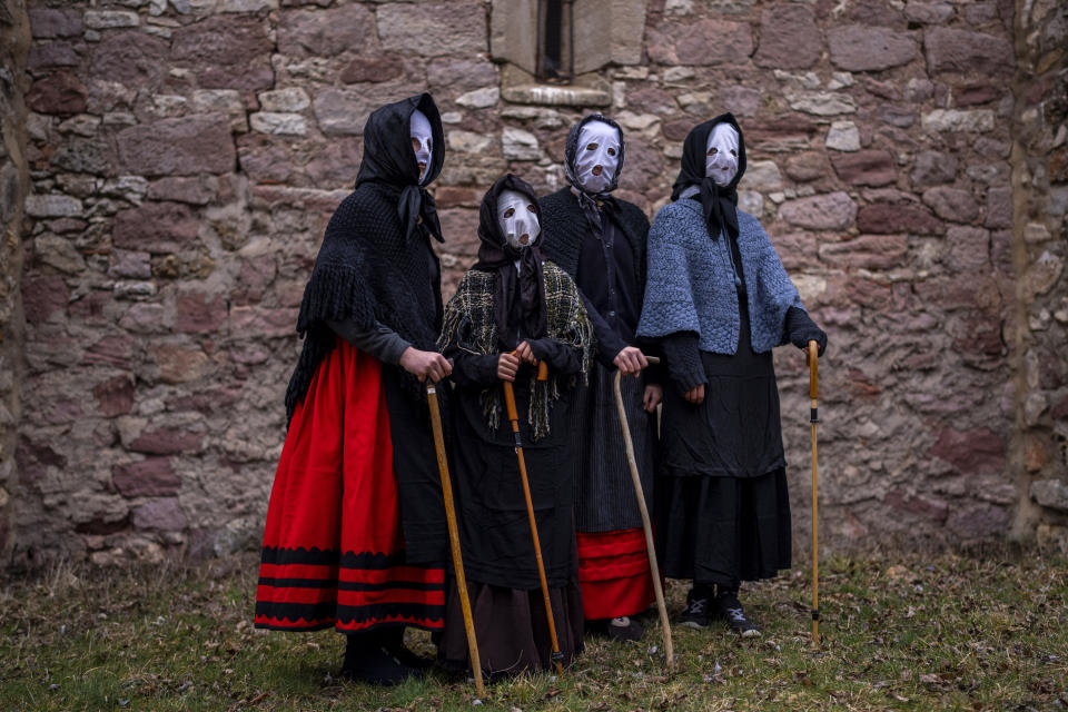 Personas disfrazadas de "Mascaritas" participan en una celebración tradicional de carnaval en el pequeño pueblo español de Luzón, el 26 de febrero de 2022. Registros del siglo XIV documentan el carnaval de Luzón, pero el verdadero origen de la tradición podría ser mucho más antiguo. (AP Foto/Manu Fernández)