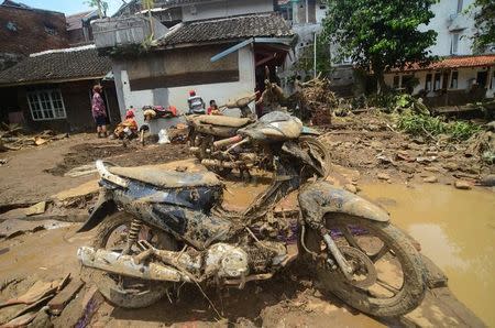 Residents salvage belongings from a house damaged by a flash flood in Garut, West Java, Indonesia September 21, 2016 in this photo taken by Antara Foto. Antara Foto/Adeng Bustomi/ via REUTERS