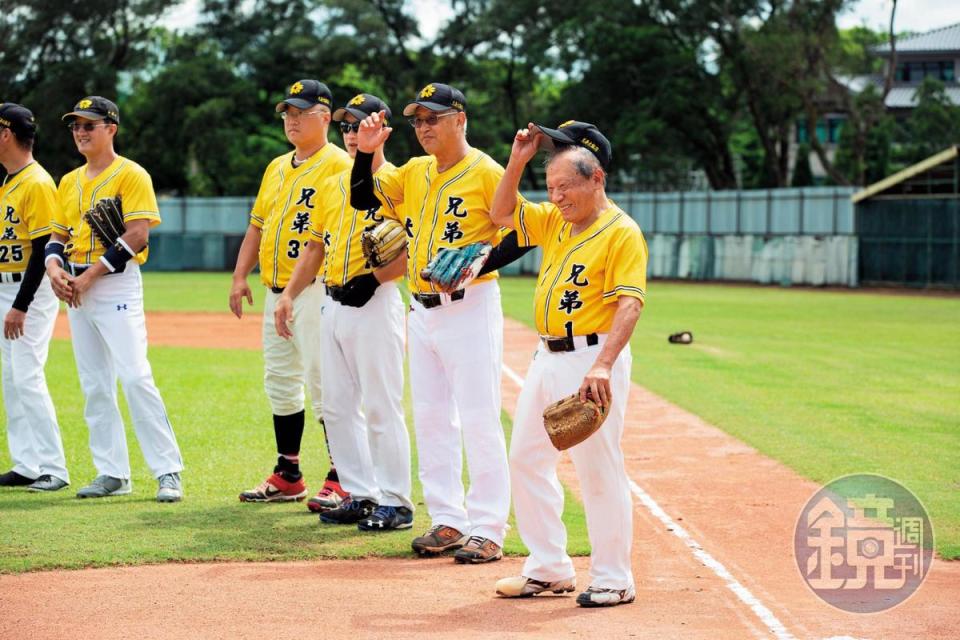 採訪當天，洪騰勝（右）帶我們到龍潭打球，他是這場比賽的先發投手。