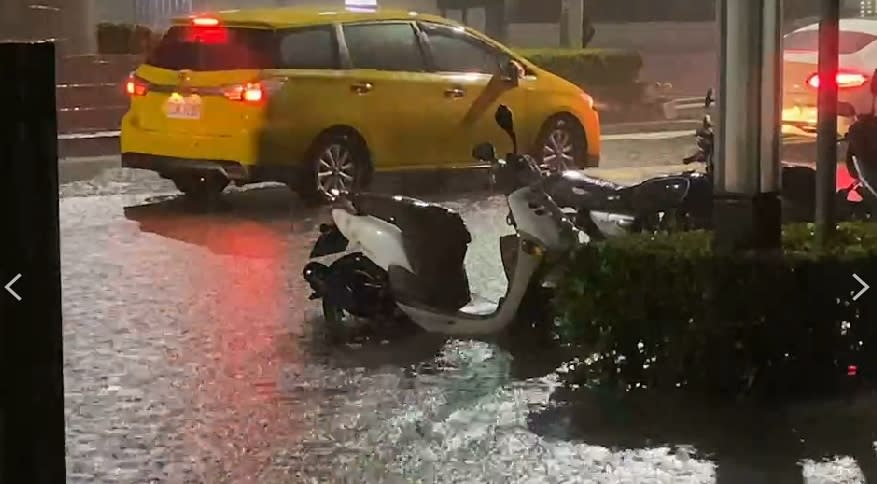 今日凌晨高雄下起豪大雨，市區路段部分積水。（圖／東森新聞）