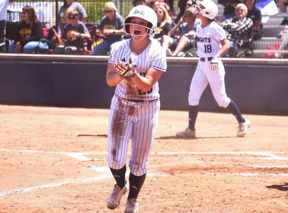 La alumna de último año de Stone Ridge Christian Amy Villa (20) reacciona después de anotar una carrera durante el juego de campeonato de la División VI de la Sección Sac-Joaquín contra Le Grand, el sábado 18 de mayo 2024, en Cosumnes River College, en Sacramento, California.