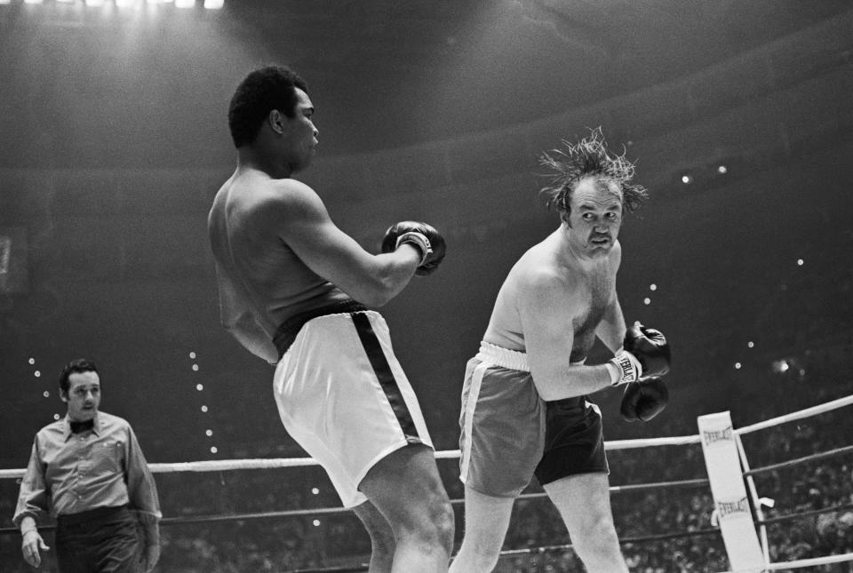 (Original Caption) Chuck Wepner takes a wild swing at Muhammad Ali in the second round of their heavyweight title bout 3/24.