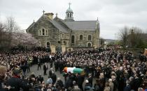 <p>Der ehemalige IRA-Terrorist und spätere Friedensstifter Martin McGuinness, der bis Januar 2017 der Erste Minister Nordirlands war, wird in einer Militärzeremonie in Londonderry, Nordirland, beigesetzt. Er starb am 21. März mit 66 Jahren in Folge einer Herzerkrankung. (Bild: Alastair Grant/AP) </p>