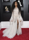 <p>SZA debutó en la alfombra roja de los Grammys con un diseño de Atelier Versace. ¡Suspendida! (Foto: AP). </p>