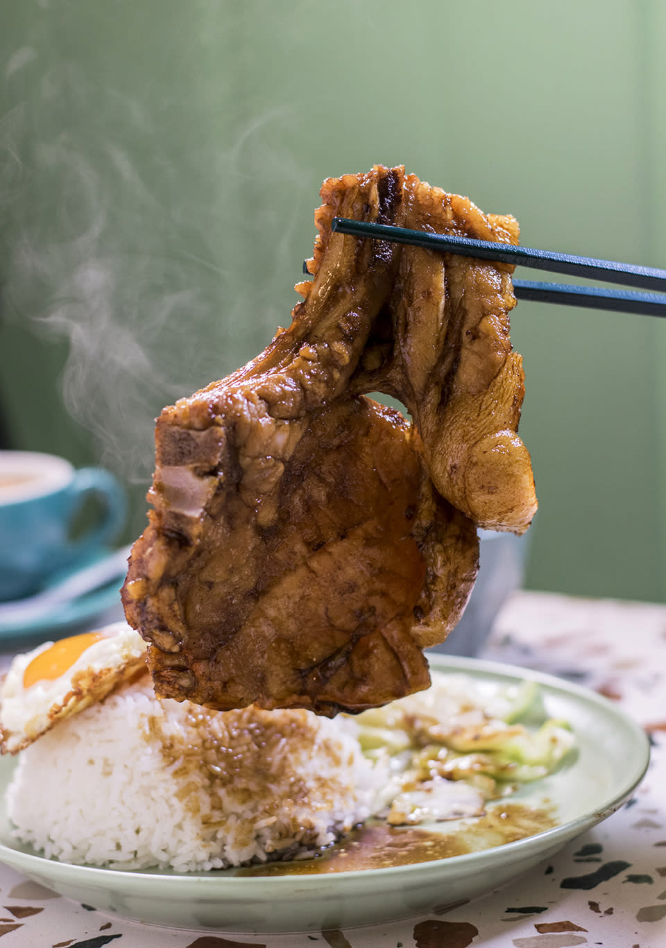 中環美食︱小巷茶餐廳「天蓬」 日賣過百碟 15cm超巨型豬扒飯