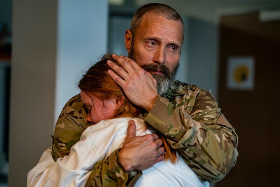 Markus (Mads Mikkelsen) und Mathilde (Andrea Heick Gadeberg) trauern um ihre Frau beziehungsweise Mutter, die bei einem Zugunglück ums Leben kam. (Bild: WVG Medien / Rolf Konow)