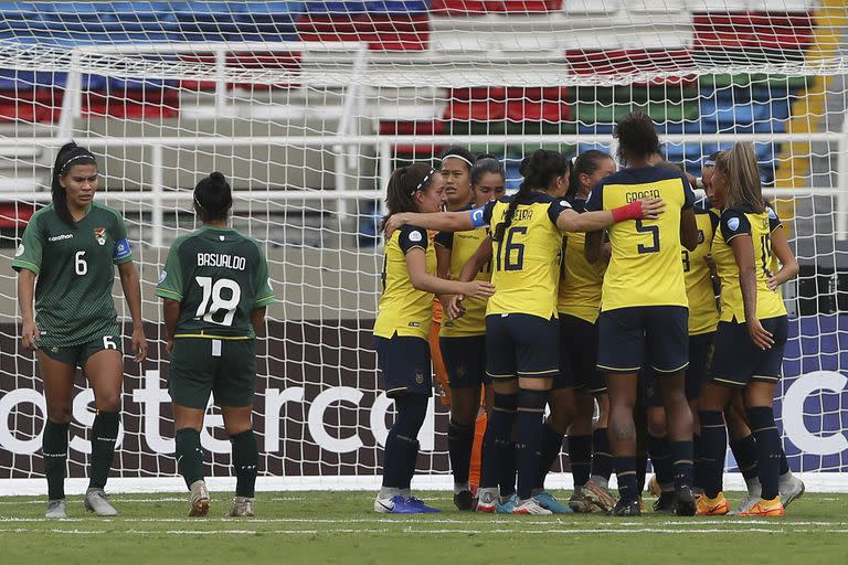 Las jugadoras de Ecuador festejan su tercer tanto ante Bolivia en un encuentro de la Copa América femenina en Cali, el viernes 8 de julio de 2022 (AP Foto/Andrés Quintero)