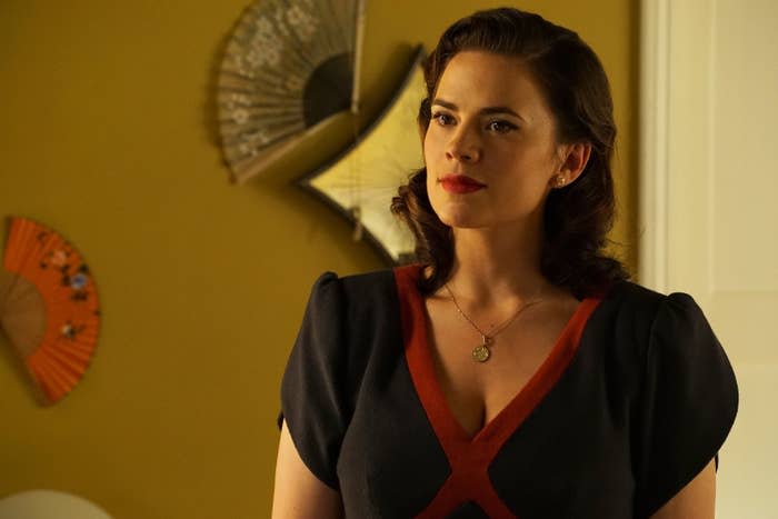 Hayley Atwell wears '50s clothes