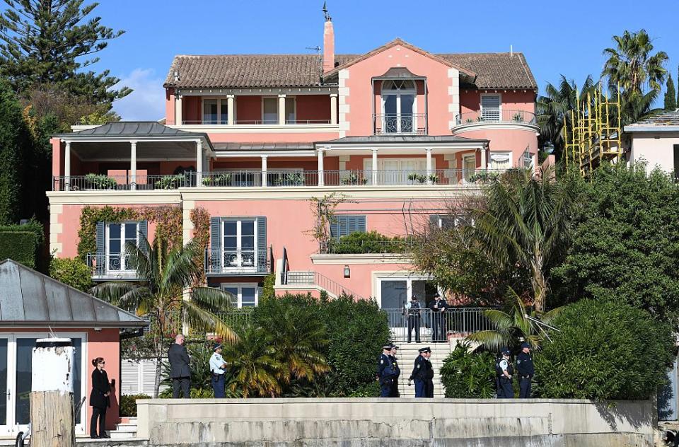 Australia's Prime Minister Malcolm Turnbull's Point Piper mansion, worth a reported 50 million Australian dollars (37.3 million USD), is guarded by police officers after a small group of kayakers landed on a small beach nearby protesting against what they say is government inaction on global warming. (Source: WILLIAM WEST/AFP via Getty Images)