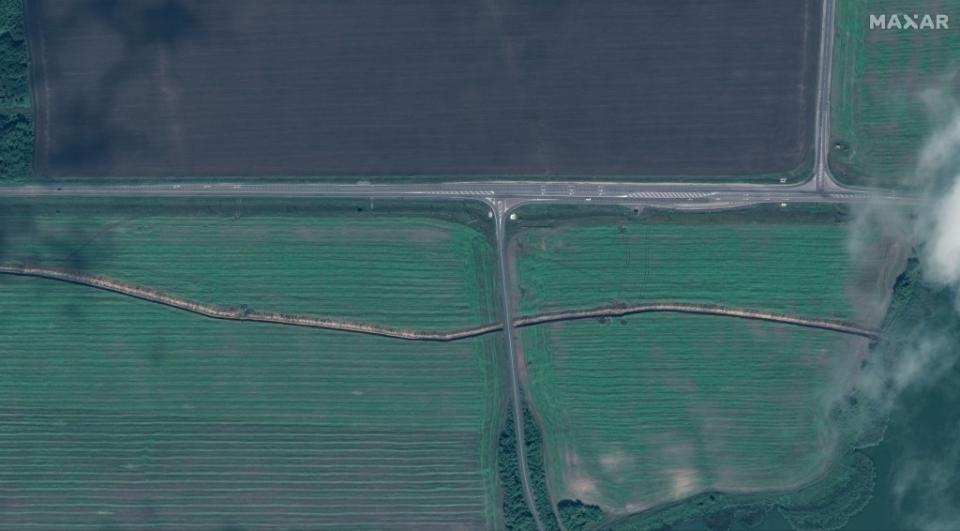 Trenchline parallel to the E38 highway, west of Lgov in Russia’s Kursk Oblast. (Satellite image ©2024 Maxar Technologies)