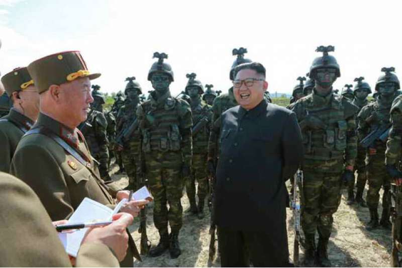 北韓進行攻打白翎島與延坪島的演習，金正恩到場視察。（勞動新聞）