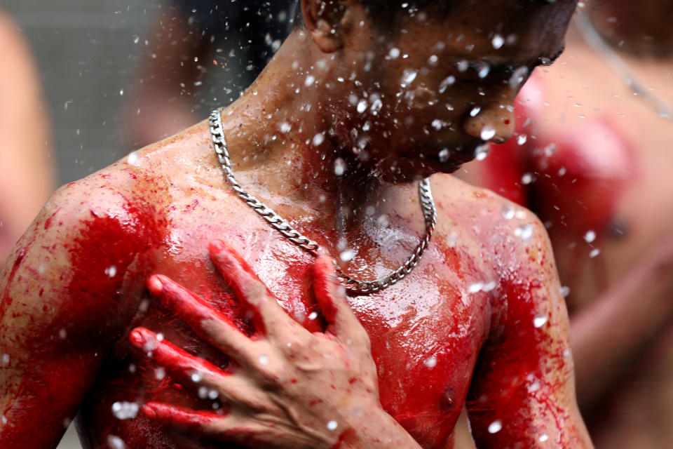 <p>A Shi’ite muslim man bleeds after cutting himself while he takes part at the Ashura festival at a mosque in central Yangon, Myanmar September 21, 2018. REUTERS/Ann Wang TEMPLATE OUT TPX IMAGES OF THE DAY </p>