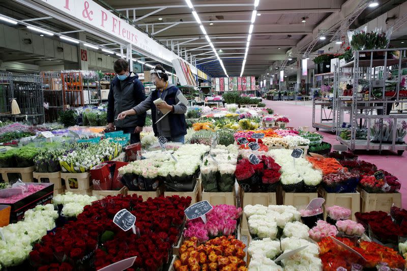 FOTO DE ARCHIVO: Trabajadores en el pabellón de flores del mercado de alimentos al por mayor de Rungis International en Rungis, al sur de París, el 15 de mayo de 2020