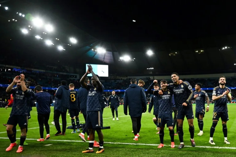 Los jugadores del Real Madrid celebran el pase a semifinales de la Champions tras ganar en los penales al Manchester City en la vuelta de cuartos de final de la Champions en el Etihad, el 17 de abril de 2024. (Paul ELLIS)