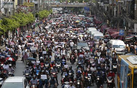 Demonstrators against military rule take up to the streets towards the Victory Monument in Bangkok May 25, 2014. REUTERS/Erik De Castro