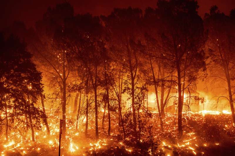 加州連日大火，粉塵漫天飛舞導致嚴重空汙。（美聯社）
