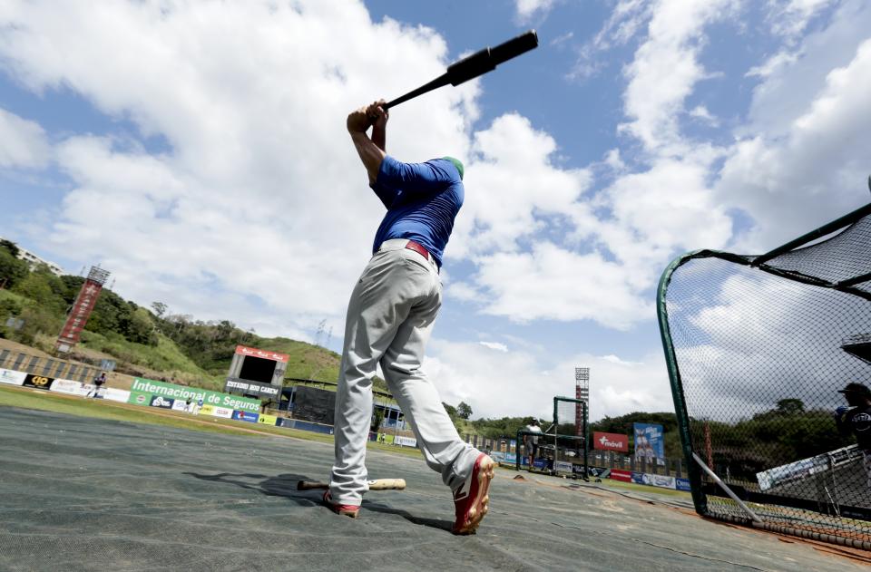 Un jugador del equipo panameño los Astronautas de Chiriquí calienta con el bate durante una sesión de entrenamiento con miras a la participación en la próxima Serie del Caribe de Béisbol en San Juan, Puerto Rico, el lunes 27 de enero en Panamá. (AP Foto/ Arnulfo Franco)