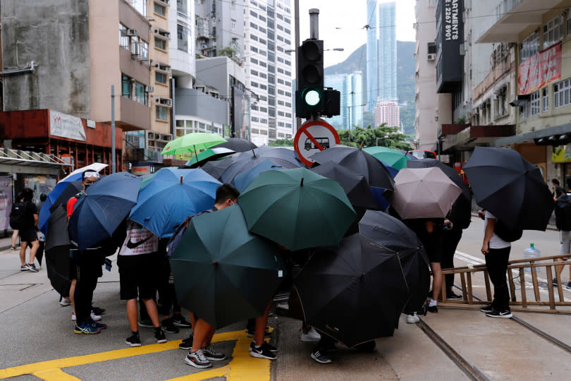 港民24日萬人上街抗議反對港版國安法。（圖／路透）