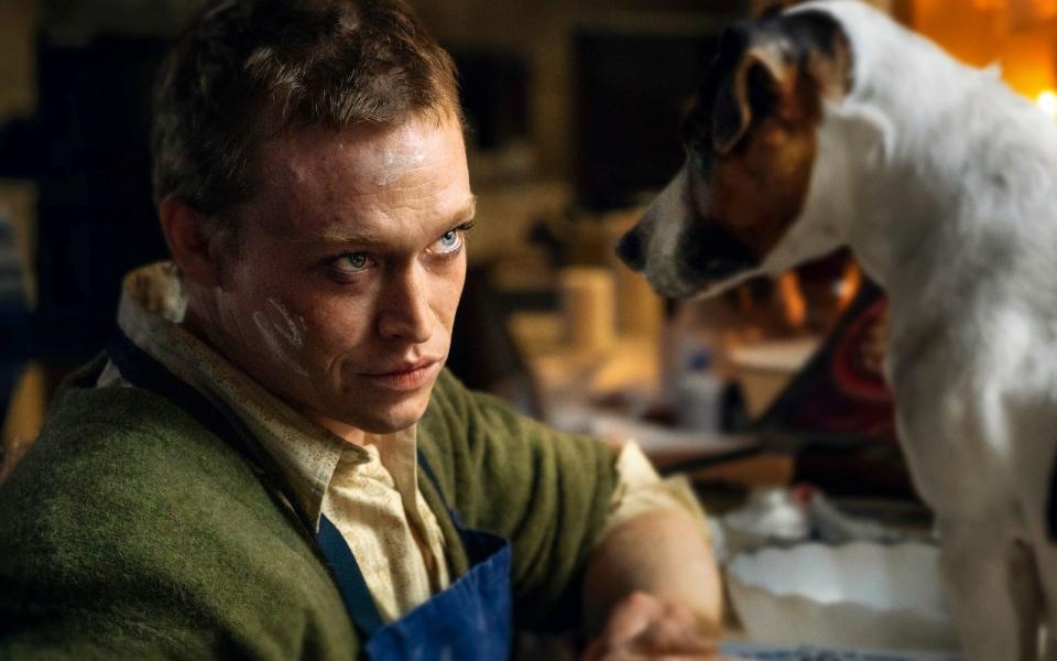 Mag Hunde viel lieber als Menschen: Caleb Landry Jones spielt in einem neuen Thriller von Luc Besson den "Dogman" Douglas Munrow. (Bild: 2023 LBP Europacorp/TF1 Films Production/Capelight/Shanna Besson)