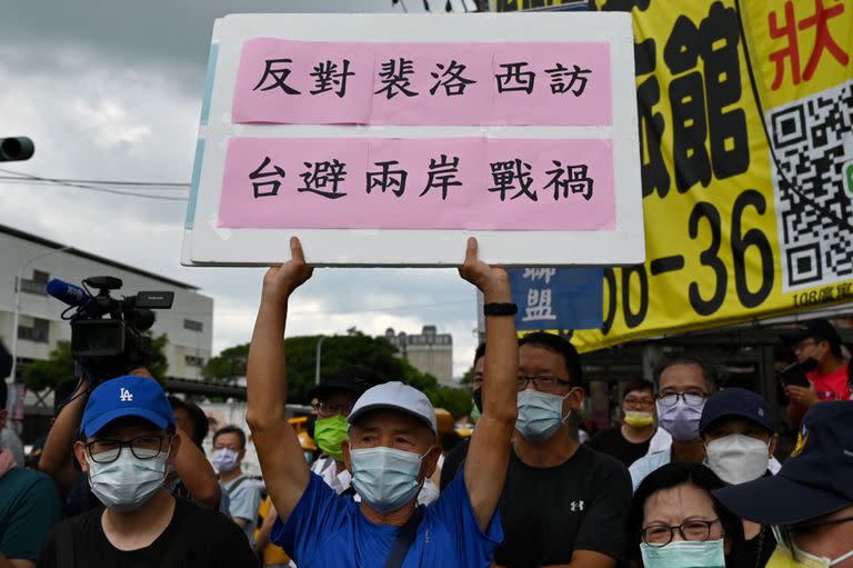 Un activista a favor de la unificación de Taiwán y China muestra una pancarta en la que se lee que se oponen a la visita de Pelosi para evitar la guerra entre dos orillas.