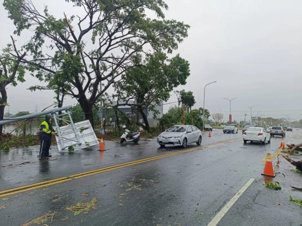 高雄市湖內區東方路往茄萣區方向今晨有路樹傾倒，甚至還有路邊標誌桿及電桿斷裂。（翻攝畫面）