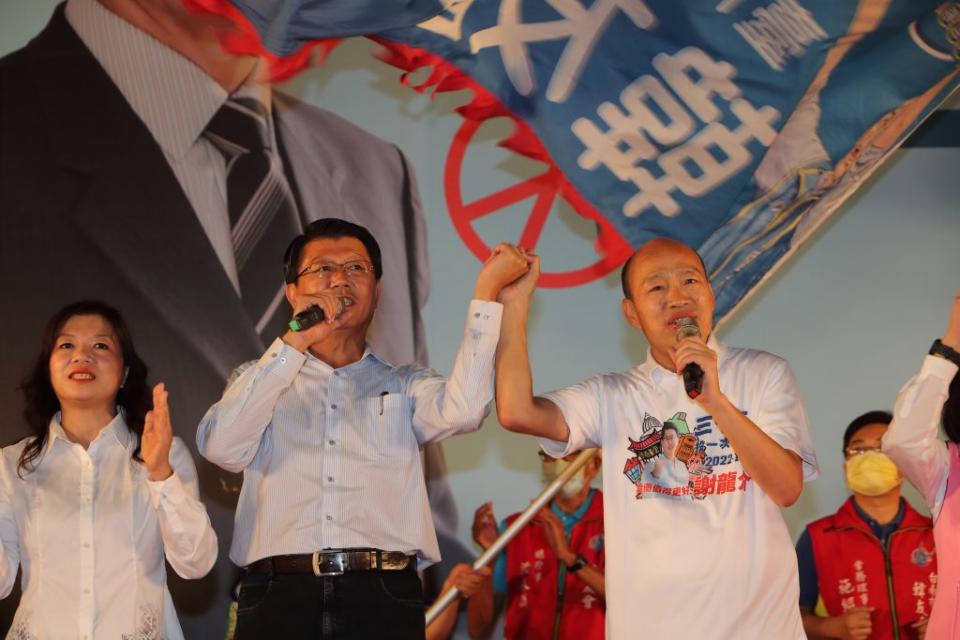 前高雄市長韓國瑜壓軸登場，強調謝龍介已經準備好，只差選民一張票，所有人也高唱〈我們都是一家人〉，呼籲選民一起翻轉台南。（記者趙傳安攝）