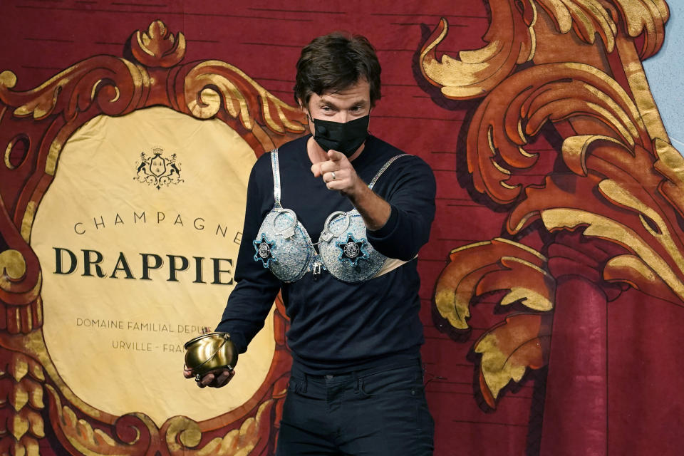 El Hombre del Año 2022 de Hasty Pudding Theatricals de la Universidad de Harvard, el actor Jason Bateman, sostiene la caldera de pudín durante una ceremonia humorística en el teatro Fargas Hall, en Cambridge, Massachusetts, el jueves 3 de febrero de 2022. (Foto AP/Steven Senne)