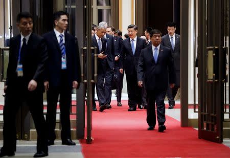 U.S. President Barack Obama and Chinese President Xi Jinping walk to the door to take a stroll outside at West Lake State Guest House in Hangzhou, in eastern China's Zhejiang province, September 3, 2016. REUTERS/Carolyn Kaster/Pool