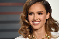 Las caras ovaladas, como la de Jessica Alba, son consideradas perfectas ya que admiten todo tipo de formas. Desde L'Oréal aconsejan evitar depilarse en exceso y mostrar un arco bien definido siguiendo tu forma natural. (Foto: Karwai Tang / Getty Images)