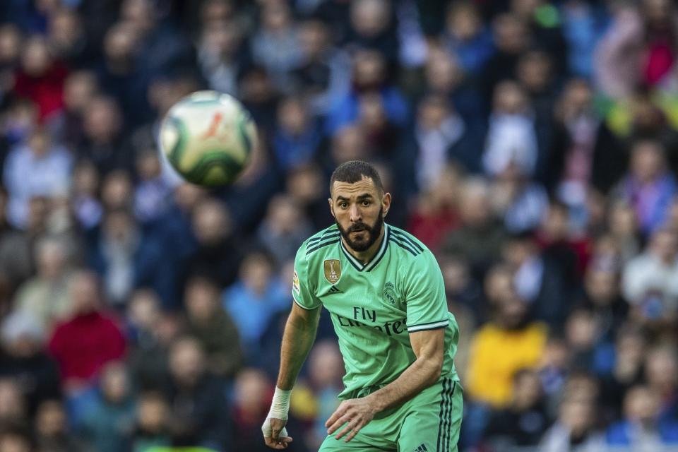 El francés Karim Benzema, del Real Madrid, observa la trayectoria del balón durante el partido por La Liga ante el Espanyol, en el estadio Santiago Bernabéu de Madrid, el sábado 7 de diciembre de 2019. (AP Foto/Bernat Armangue)