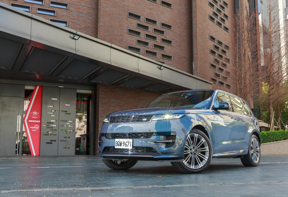 第三代Range Rover Sport與Range Rover一樣，都採用了全新的 MLA-FLEX 車體導入混合金屬結構，尺碼上除了車長較短（5,052mm→4,946mm）、車高較低（1,870 mm→1,820 mm）外，其他部分也跟Range Rover幾乎相同，但駕馭樂趣卻更為豐富。