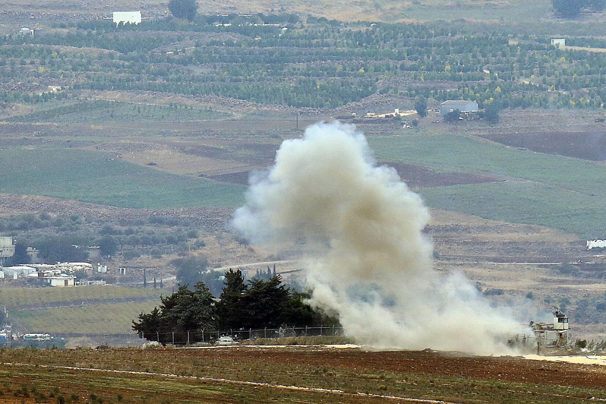 Cette photo prise depuis le sud du Liban, près de la frontière avec Israël, montre de la fumée s’élevant près du kibboutz israélien de Kfar Giladi, dans le nord d’Israël, le 30 octobre 2023, après des bombardements libanais dans un contexte de tensions transfrontalières croissantes.