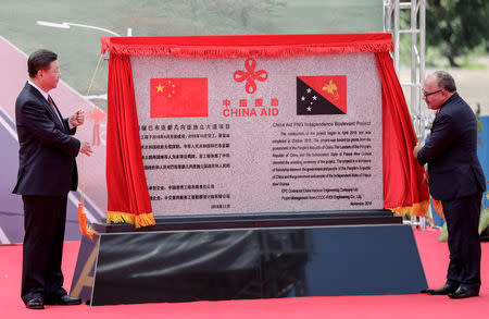 Chinese President Xi Jinping (L) and Papua New Guinea's Prime Minister Peter O'Neill unveil a plaque during the opening ceremony of the China-Aid PNG Independence Boulevard Project ahead of the APEC summit in Port Moresby, Papua New Guinea, 16 November 2018. Mast Irham/Pool via REUTERS