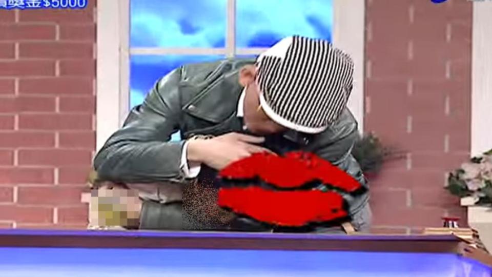 黃子佼將男童壓在桌上親吻。（圖經打馬處理／翻攝自YouTube）