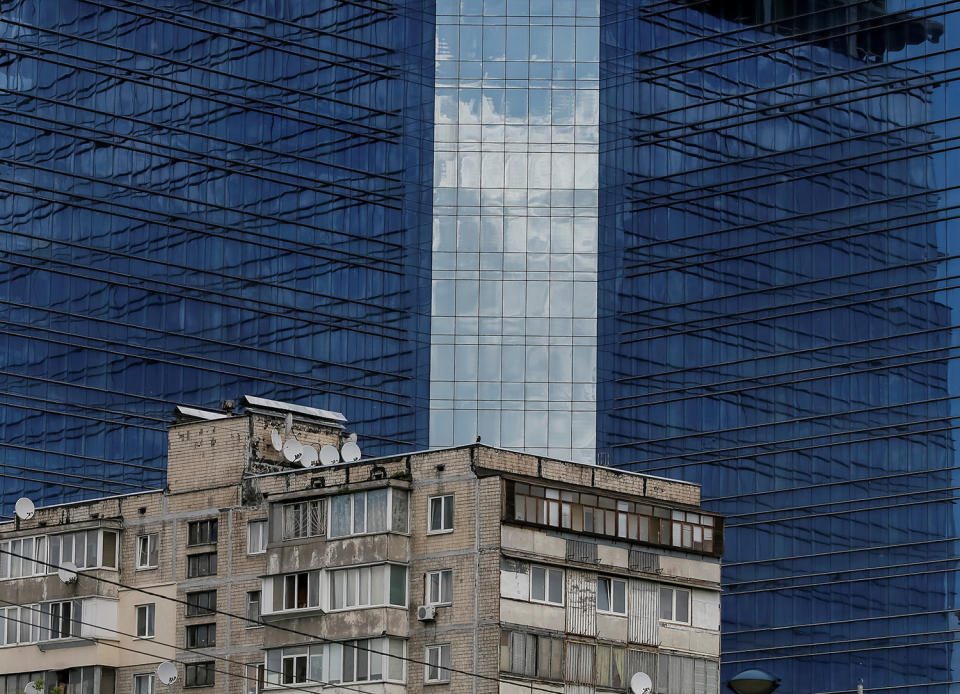 <p>An old apartment block is seen in front of a business centre under construction in Kiev, Ukraine, May 23, 2017. (Photo: Gleb Garanich/Reuters) </p>