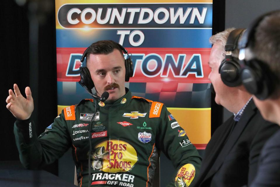 Austin Dillon da una entrevista durante el Día de los Medios de NASCAR en el Daytona International Speedway el miércoles.
