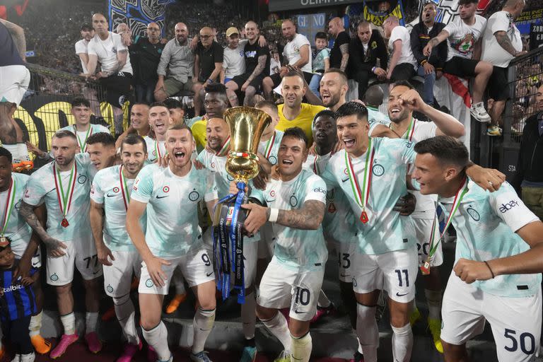 Con camisetas alternativas, los futbolistas de Inter festejan en el podio en el estadio Olímpico de Roma.