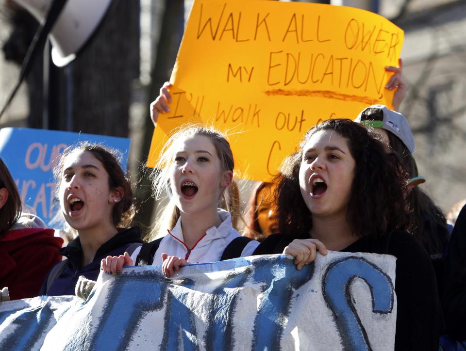 Students from Lincoln high school demonstrate in support of teachers in contract negotiations during a school walkout in Portland, Oregon February 5, 2014. (REUTERS/Steve Dipaola)