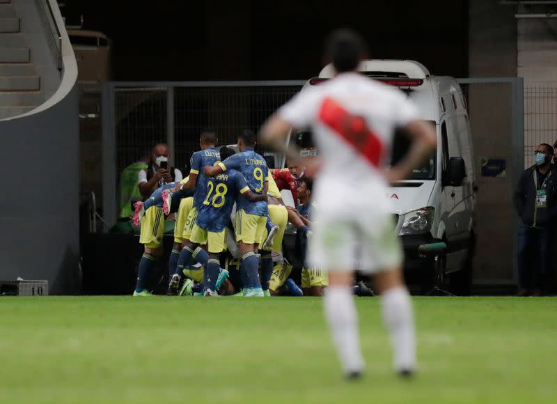 Foto del viernes del delantero de Perú Gianluca Lapadula lamentándose mientras los futbolistas de Colombia celebrando un gol en el triunfo 3-2 sobre el elenco peruano por el tercer puesto de la Copa América