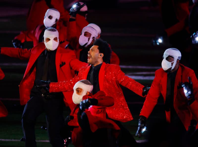 The Weeknd actúa en el espectáculo de medio tiempo del Super Bowl LV, en el Raymond James Stadium, en Tampa, Florida, Estados Unidos