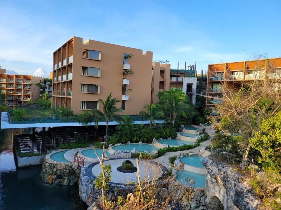 Hotel Xcaret México, con una gran variedad de piscinas y playas, cuenta con actividades acuáticas, incluyendo paddleboard, kayak y esnórquel.