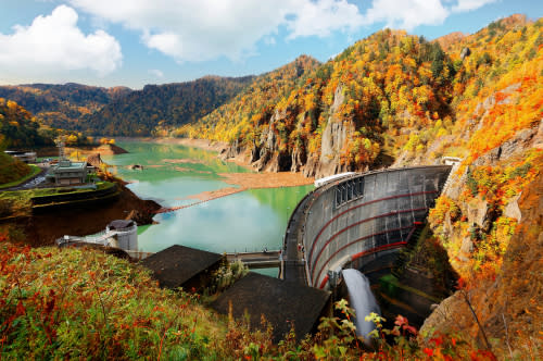 ▲滿山秋色與豐平峽水庫相互襯映（圖/shutterstock、百威旅行社）