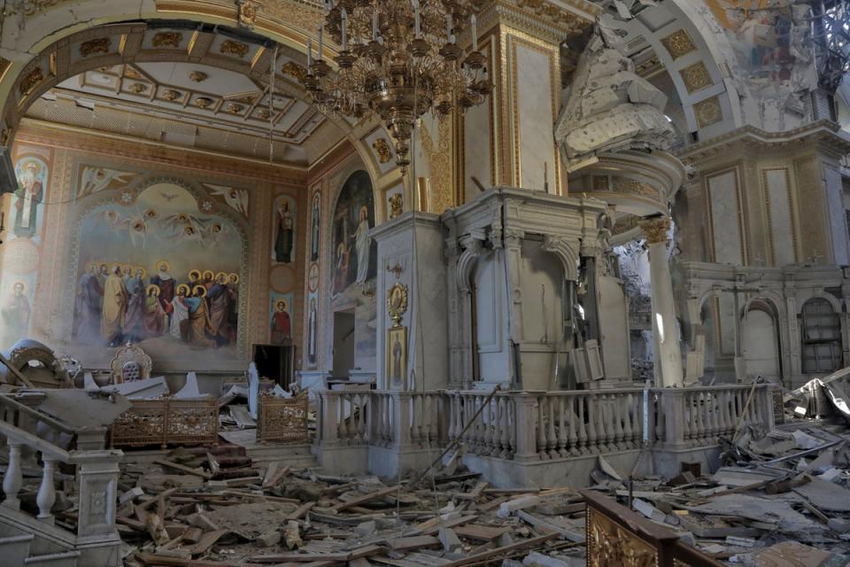 Внутренний вид Спасо-Преображенского собора, поврежденного во время российской ракетной атаки (Рейтер)