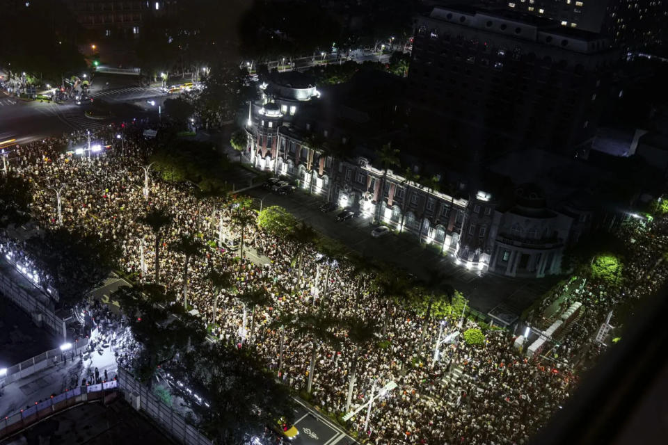 立法院院會24日第三度審理國會改革法案，場內民進黨持續抗議，場外則有大批群眾聚集抗議。（圖/經濟民主連合提供）