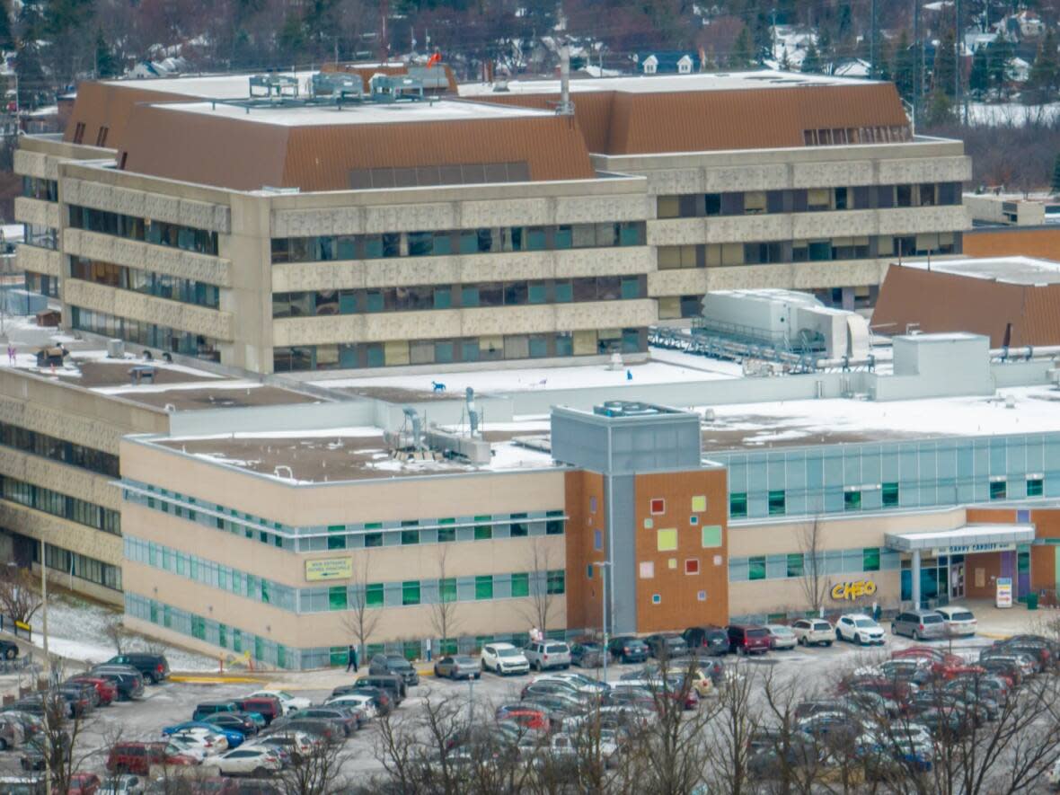 CHEO has called on the Red Cross to help alleviate pressure on staff and to assist in administrative roles in the children's hospital as it continues to deal with an unprecedented surge in patients.  ( Félix Desroches/CBC - image credit)