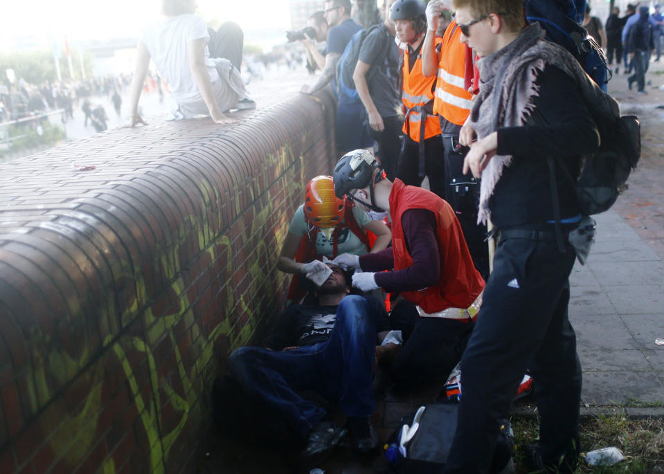 <p>An injured protester gets help during the demonstration during the G-20 summit in Hamburg, Germany, July 6, 2017. (Photo: Hannibal Hanschke/Reuters) </p>