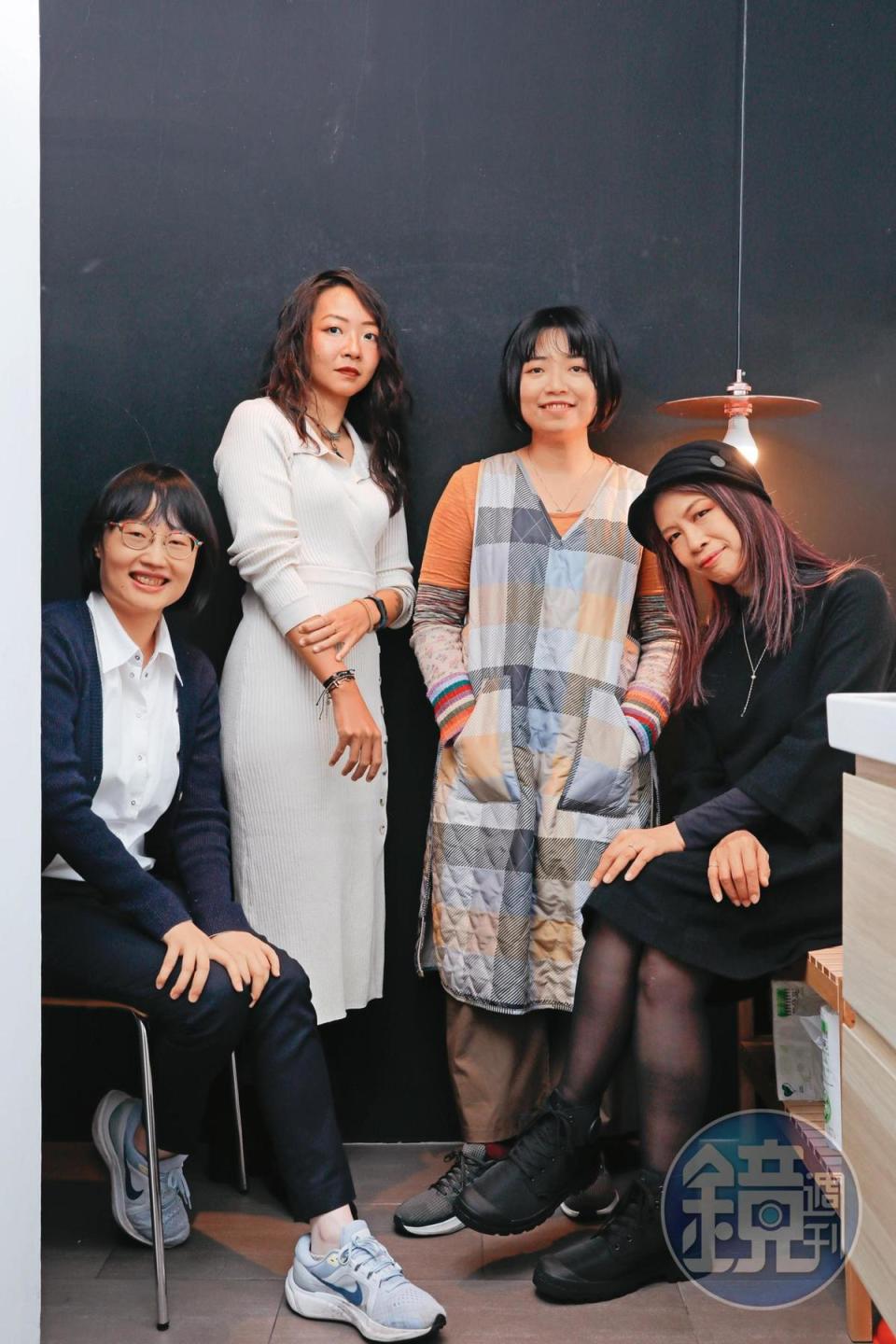 目宿媒體漫畫部總編輯李佩芝（左起）攜手漫畫家YAYA、柯宥希，以及臺灣漫畫基地產業經理張曉彤，共同打造《指縫中的太陽》與《餵貓的女孩》。